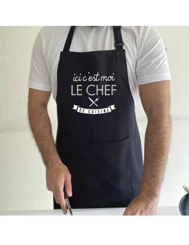 Homme En Tablier De Cuisinier Et Chapeau De Chef à La Cuisine Moderne  Préparant Du Poisson Saumon Bel Homme Cuisine Frais