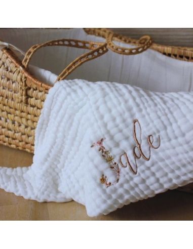Couverture mousseline de coton bébé brodé prénom et initiale fleurie
