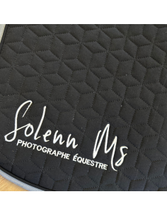 Broderie sur votre tapis de selle  - La folie du personnalisé 2
